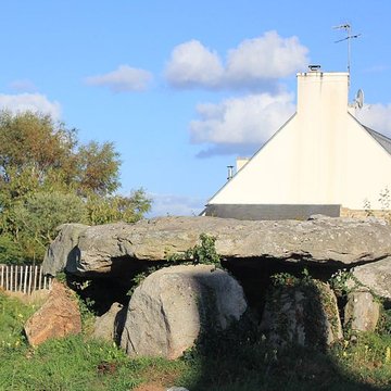 Dolmen à galerie avec la base de son tumulus de Belz