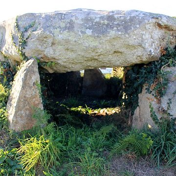 Dolmen à galerie avec la base de son tumulus de Belz