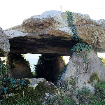 Dolmen à galerie avec la base de son tumulus de Belz