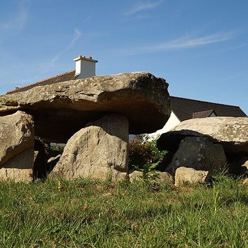 Dolmen à galerie avec la base de son tumulus de Belz