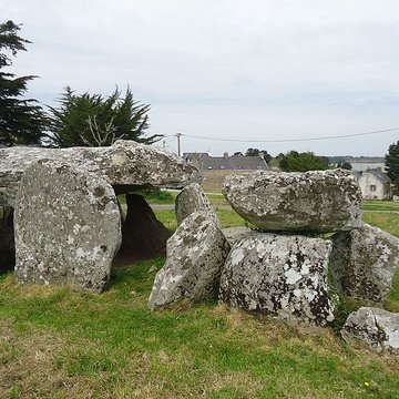 Dolmen à galerie avec la base de son tumulus de Belz