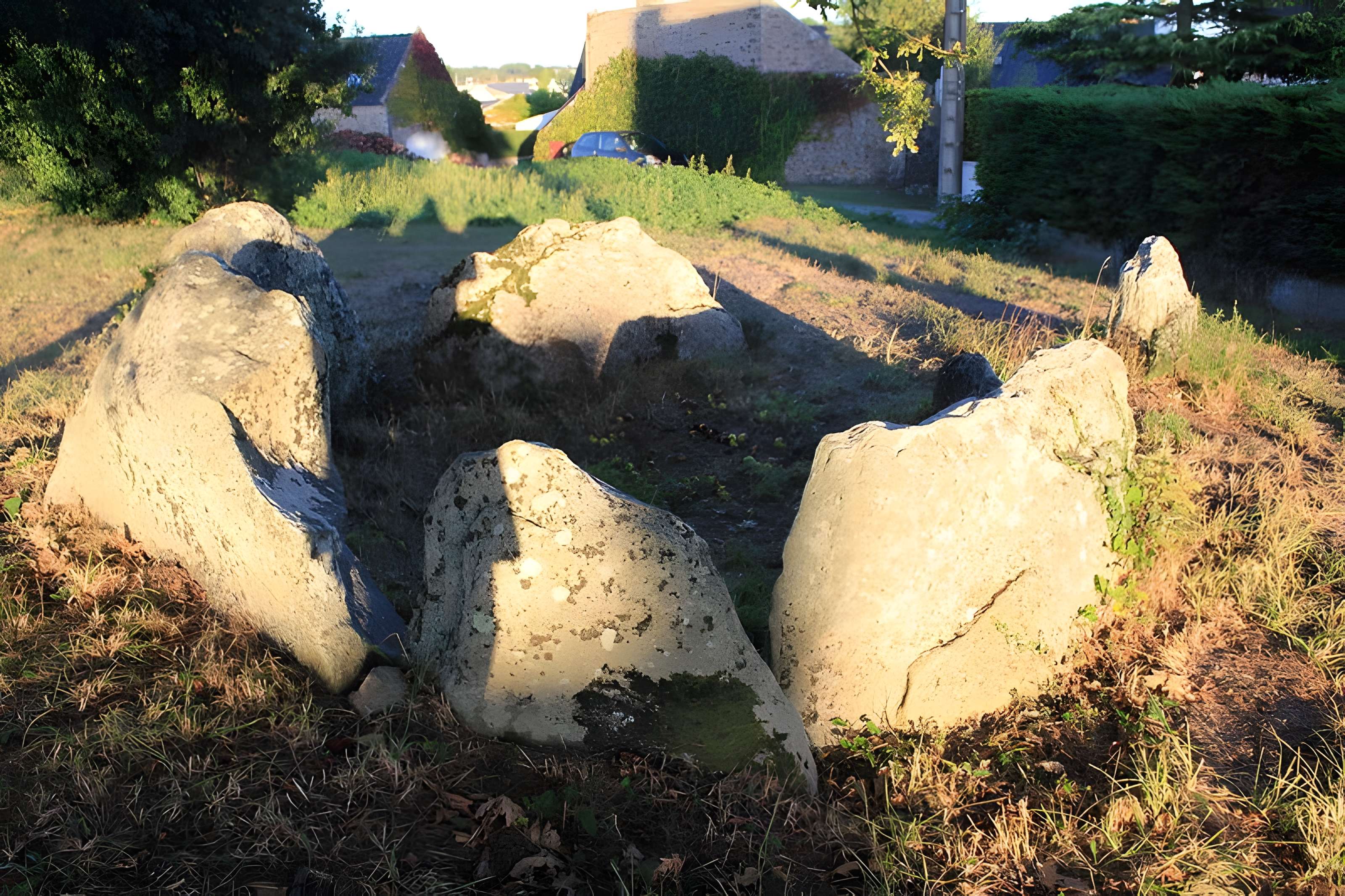 Dolmen à galerie avec la base de son tumulus de Belz 