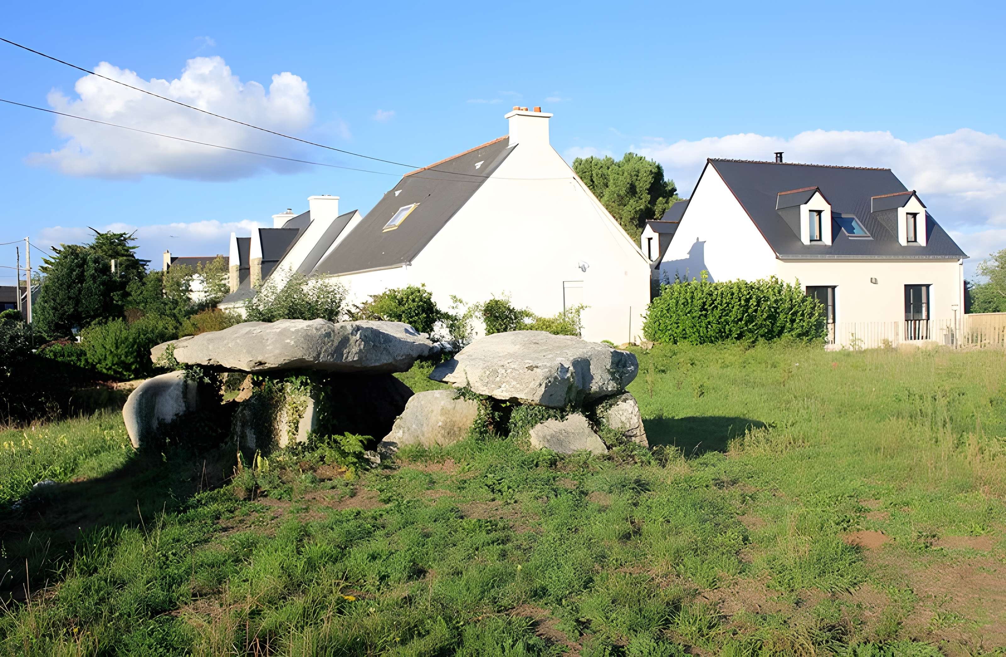 Dolmen à galerie avec la base de son tumulus de Belz