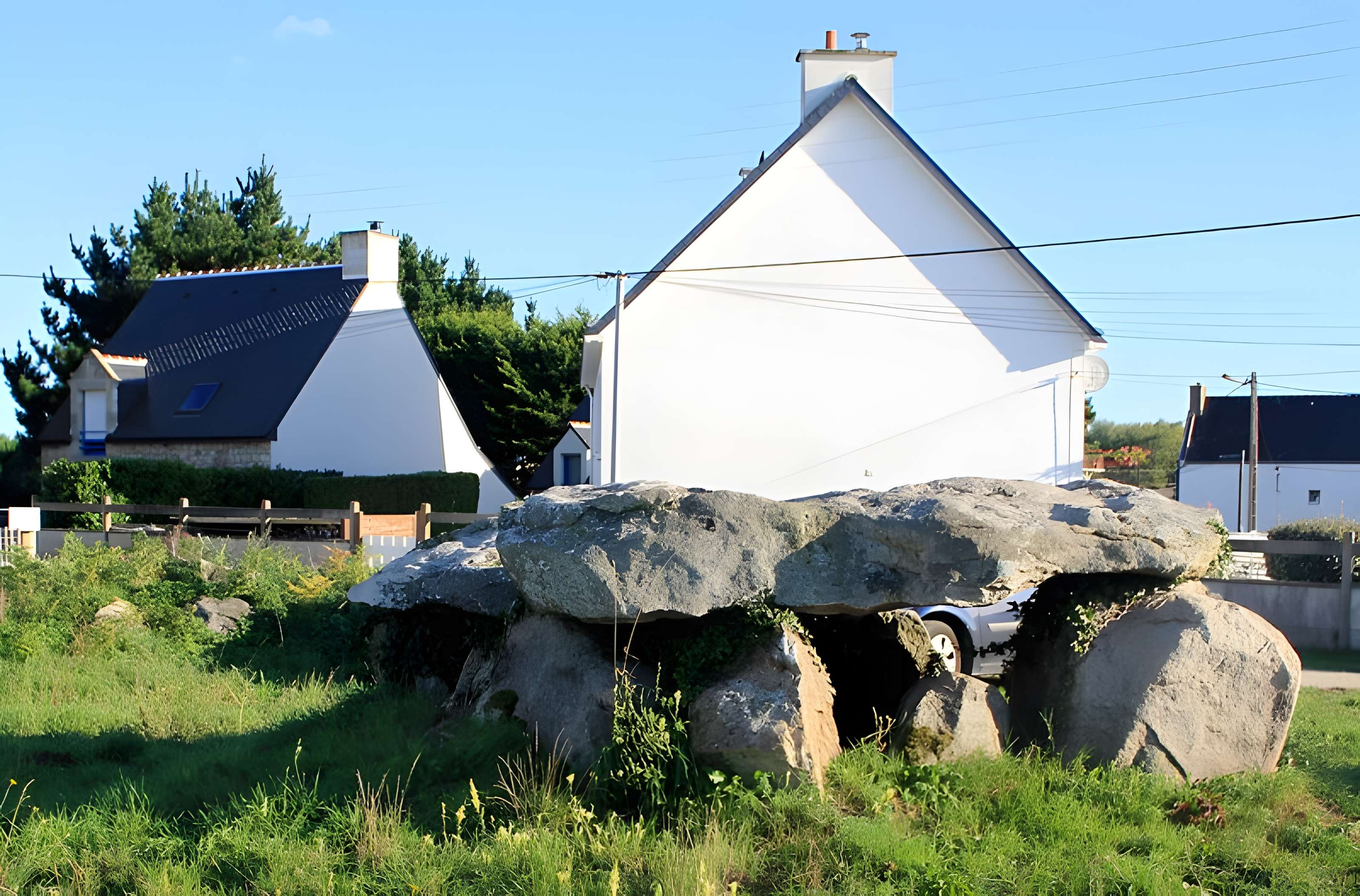 Dolmen à galerie avec la base de son tumulus de Belz