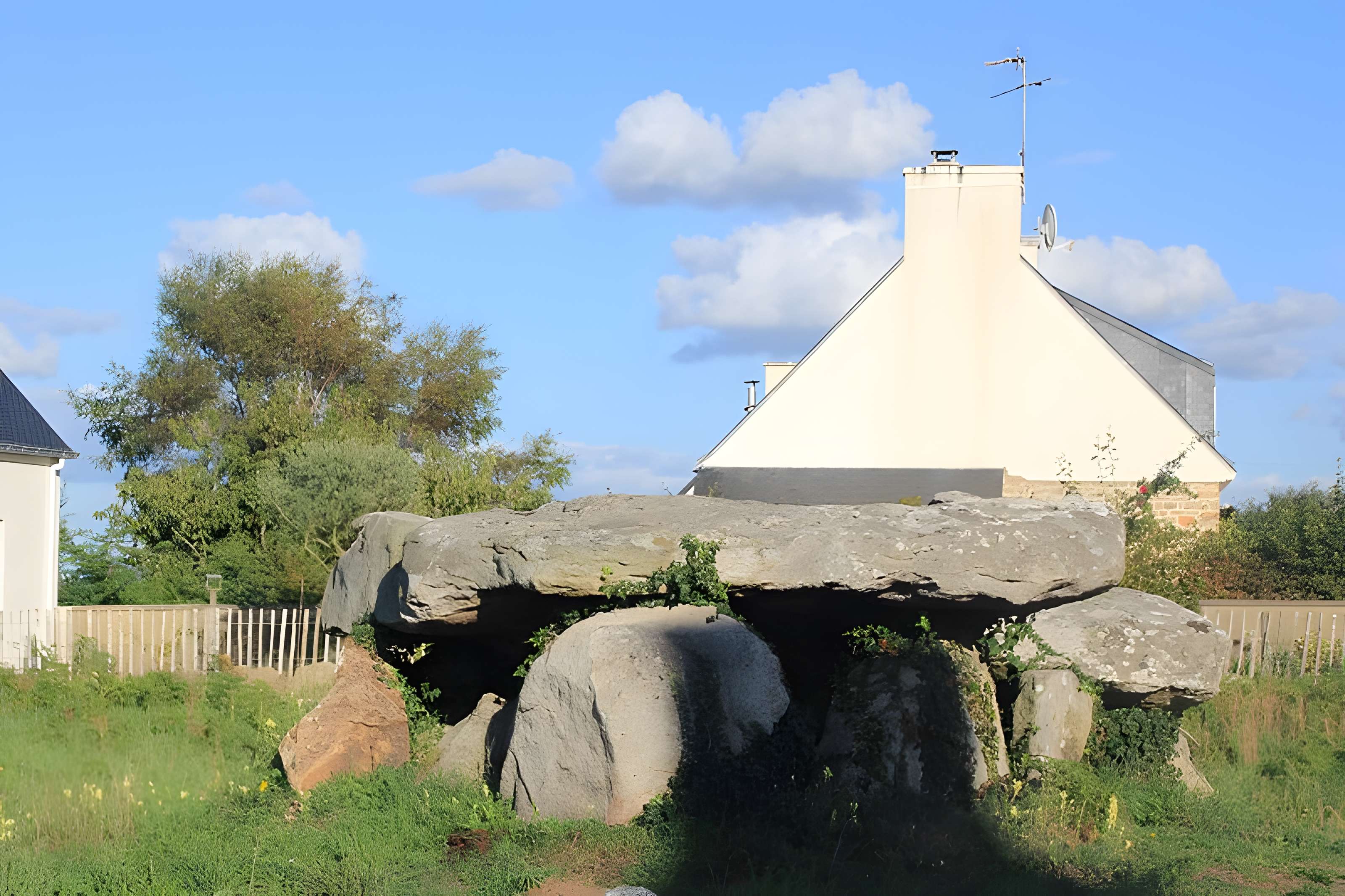 Dolmen à galerie avec la base de son tumulus de Belz