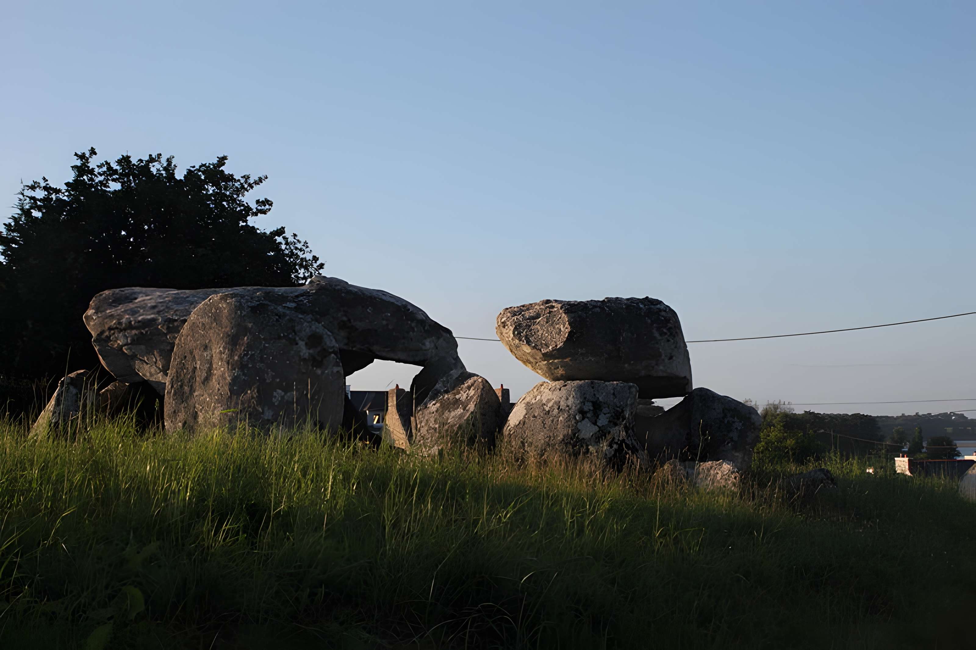 Dolmen à galerie avec la base de son tumulus de Belz