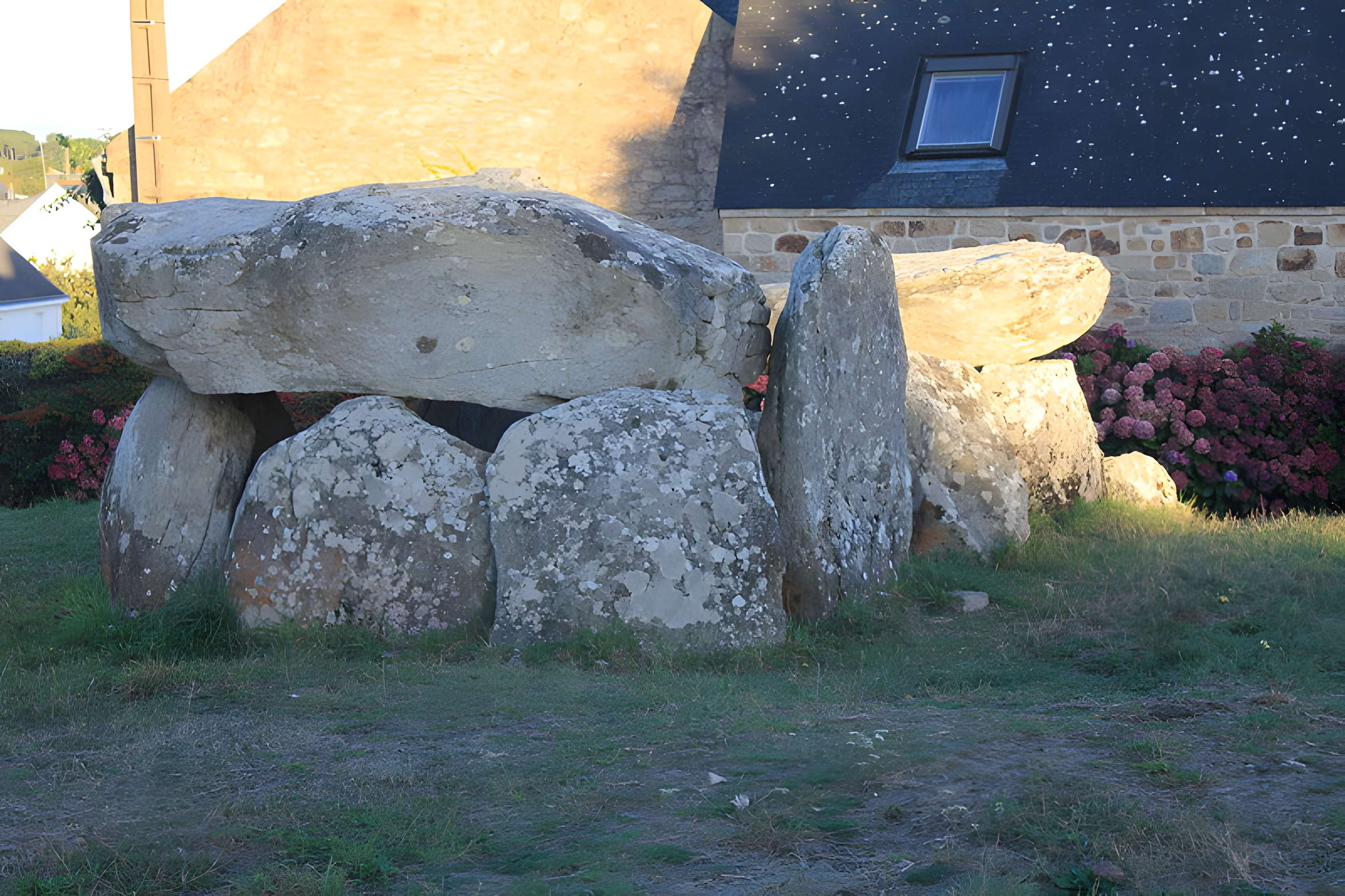Dolmen à galerie avec la base de son tumulus de Belz