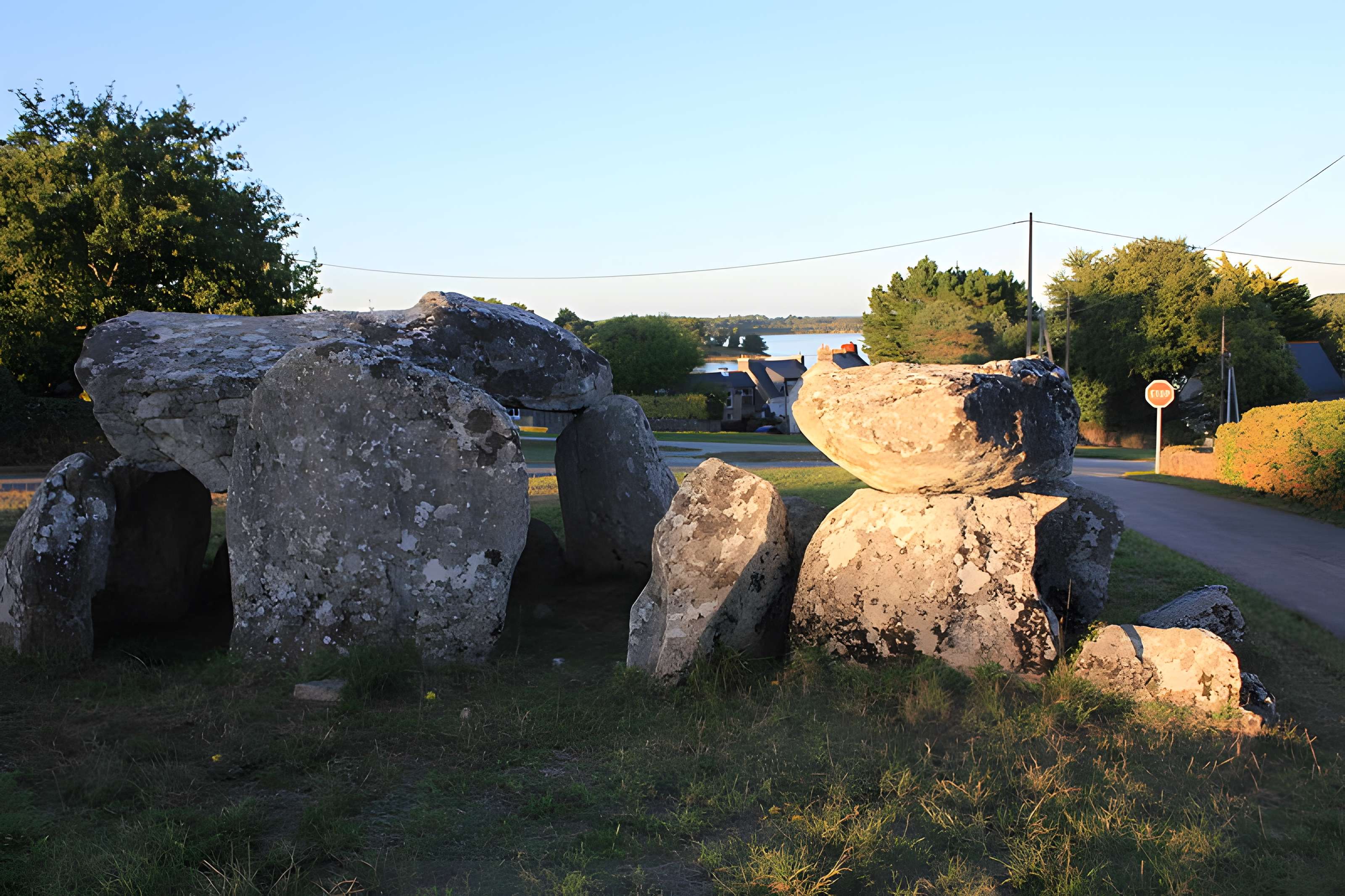Dolmen à galerie avec la base de son tumulus de Belz
