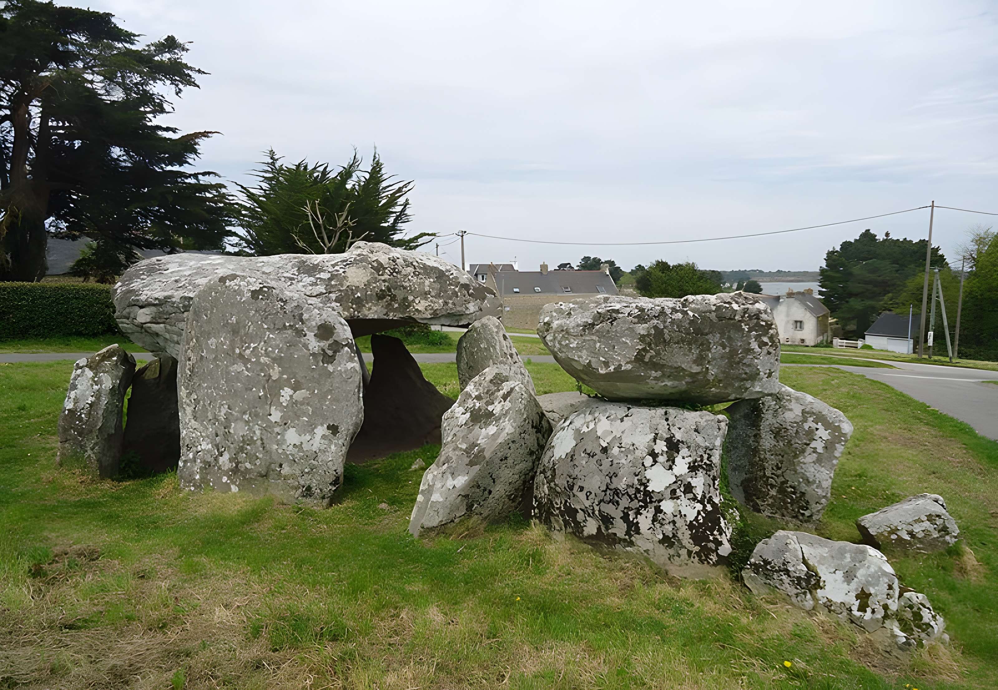 Dolmen à galerie avec la base de son tumulus de Belz