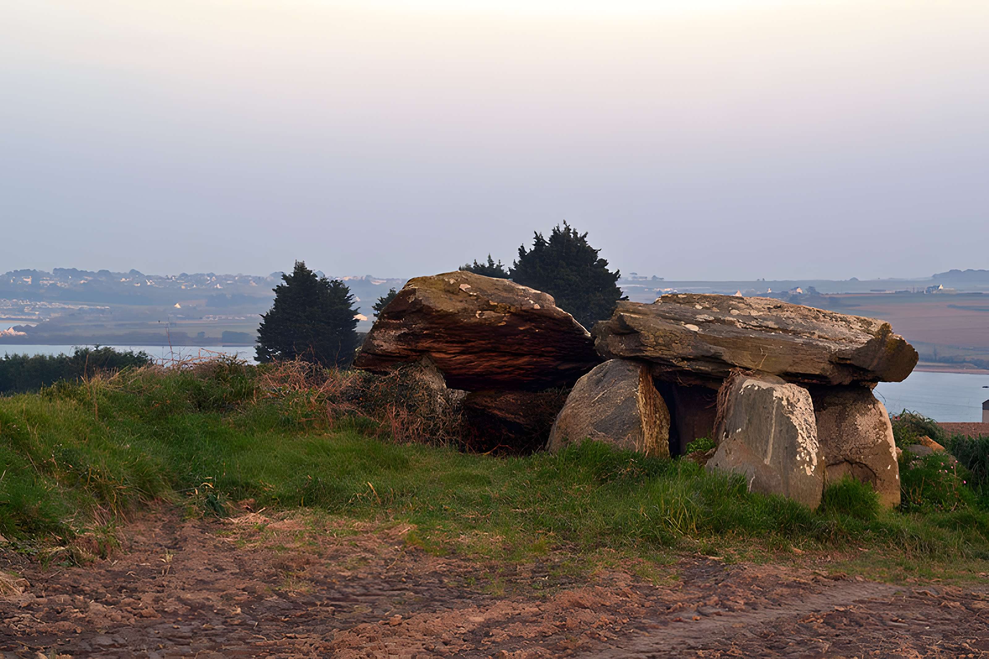 Dolmen de Boutouiller à Saint-Pol-de-Léon