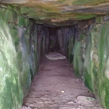 Dolmen à couloir sous tumulus