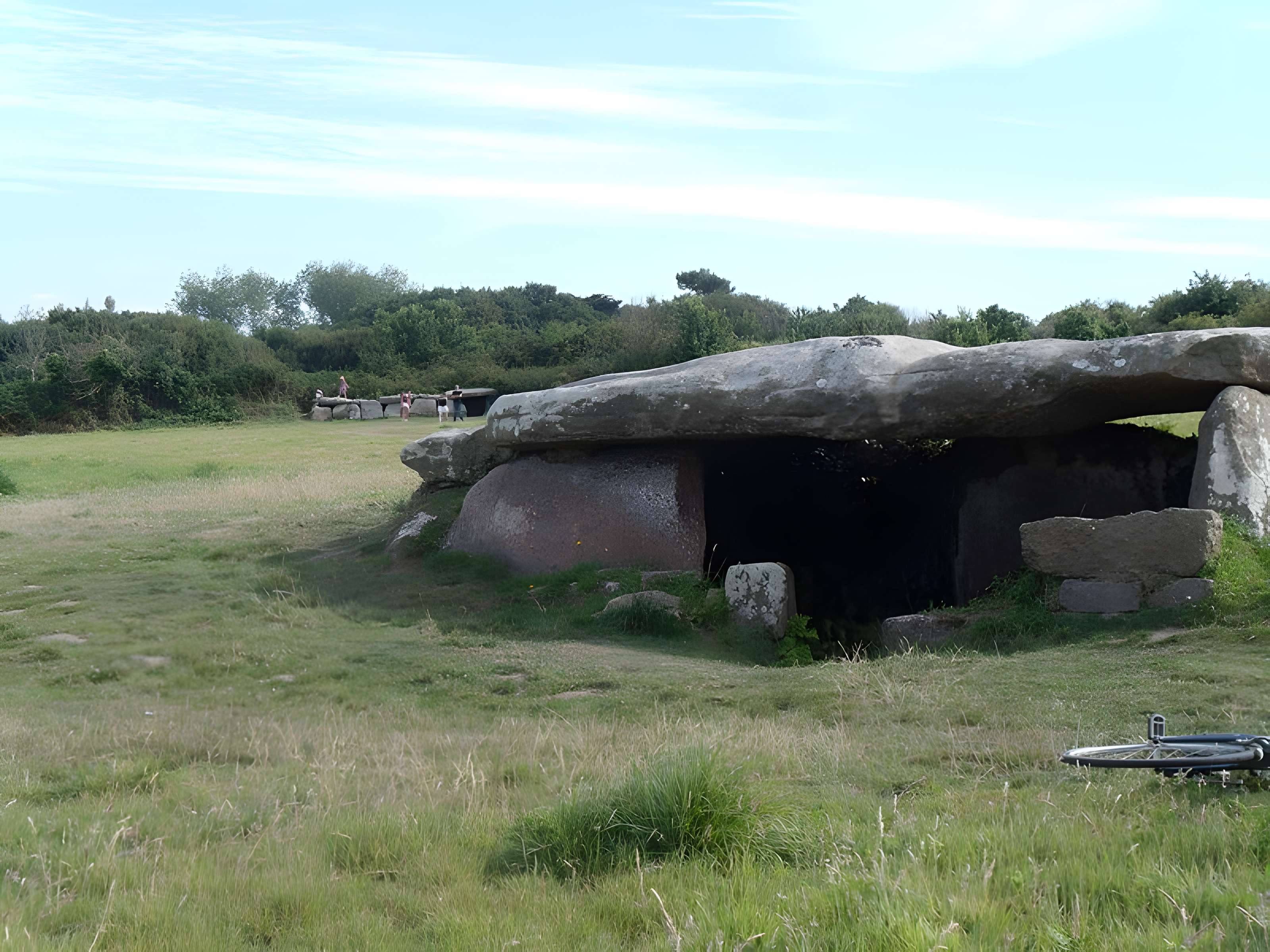 Dolmen et allée couverte de Kergünteil 