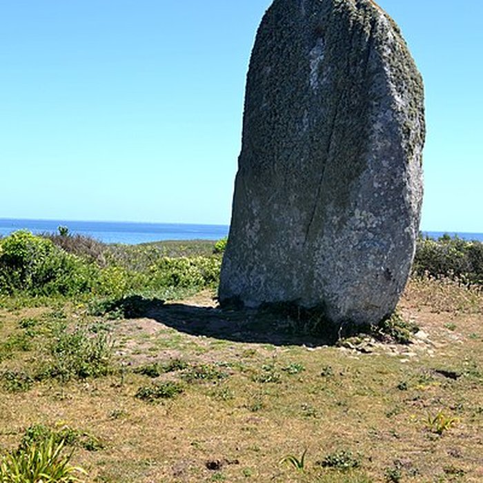 Photo de Dolmen de la Croix et Menhir de la Vierge à Hoedic