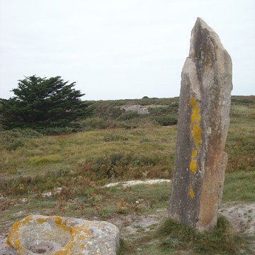 dolmen de la croix et menhir de la vierge a hoedic