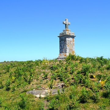 Dolmen de la Croix et Menhir de la Vierge à Hoedic