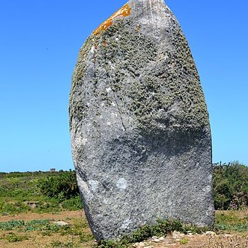 Dolmen de la Croix et Menhir de la Vierge à Hoedic