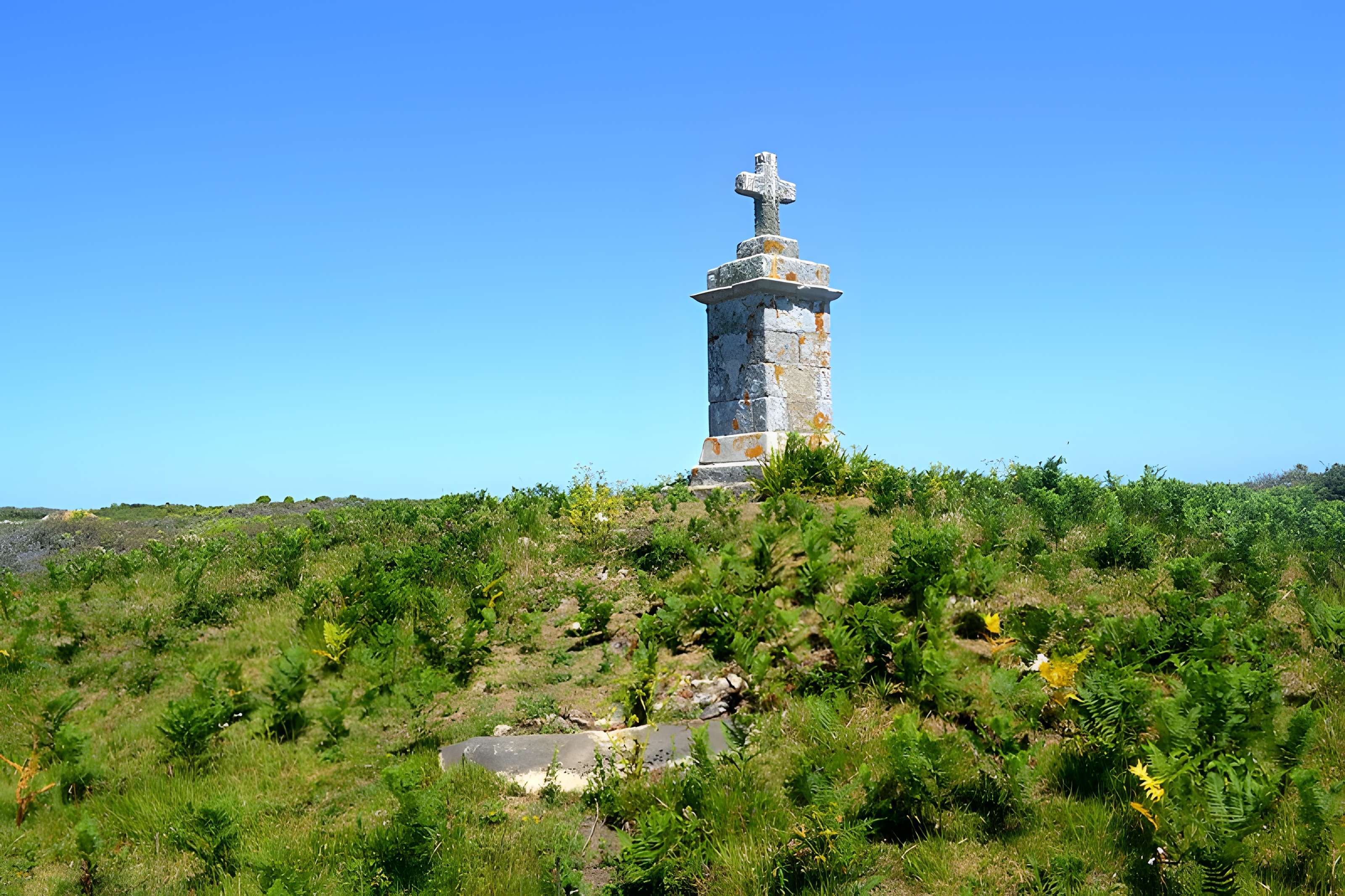 Dolmen de la Croix et Menhir de la Vierge à Hoedic