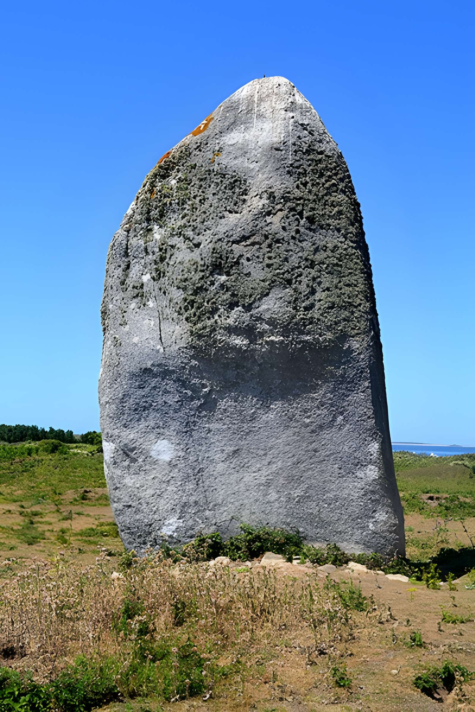 Dolmen de la Croix et Menhir de la Vierge à Hoedic