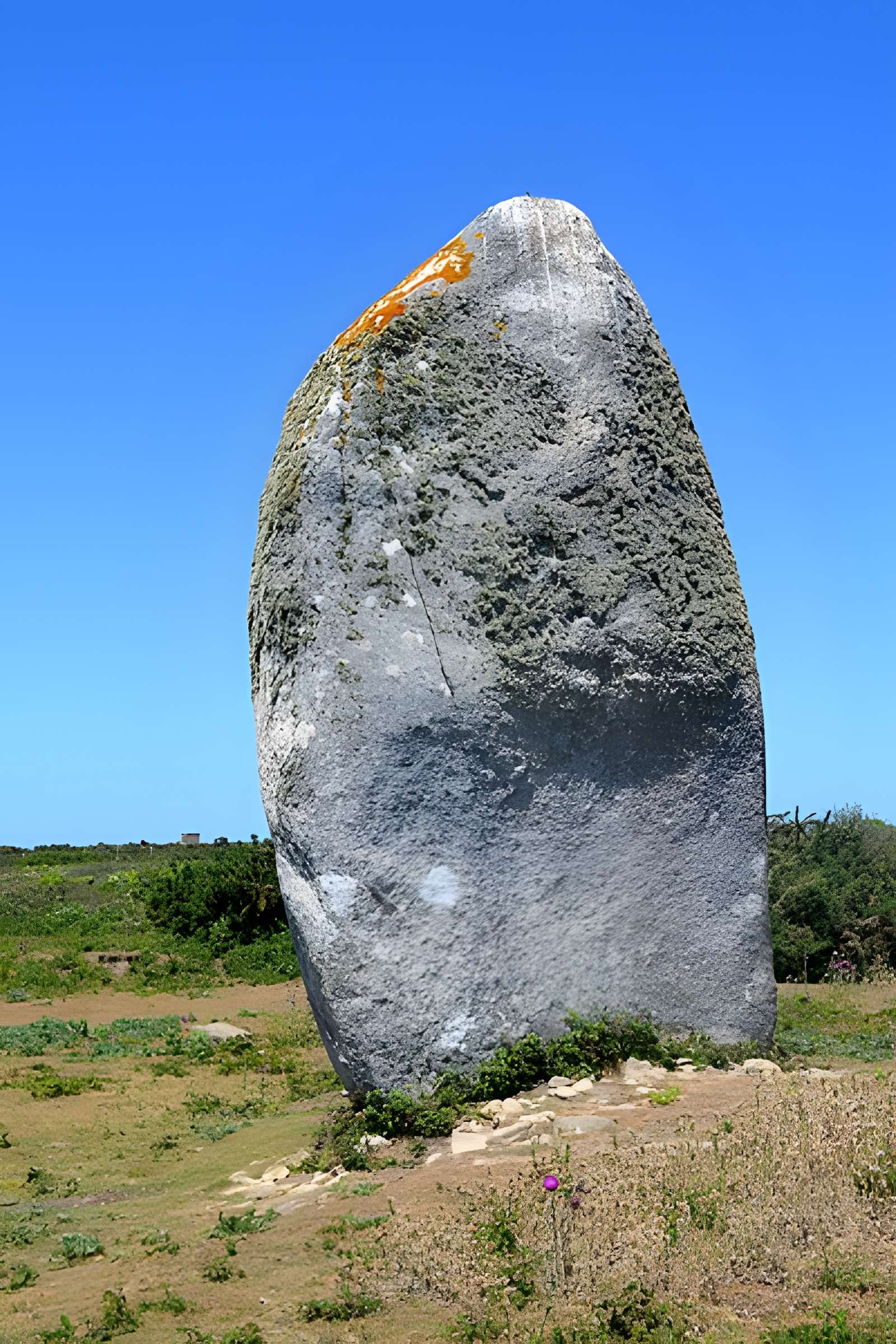 Dolmen de la Croix et Menhir de la Vierge à Hoedic