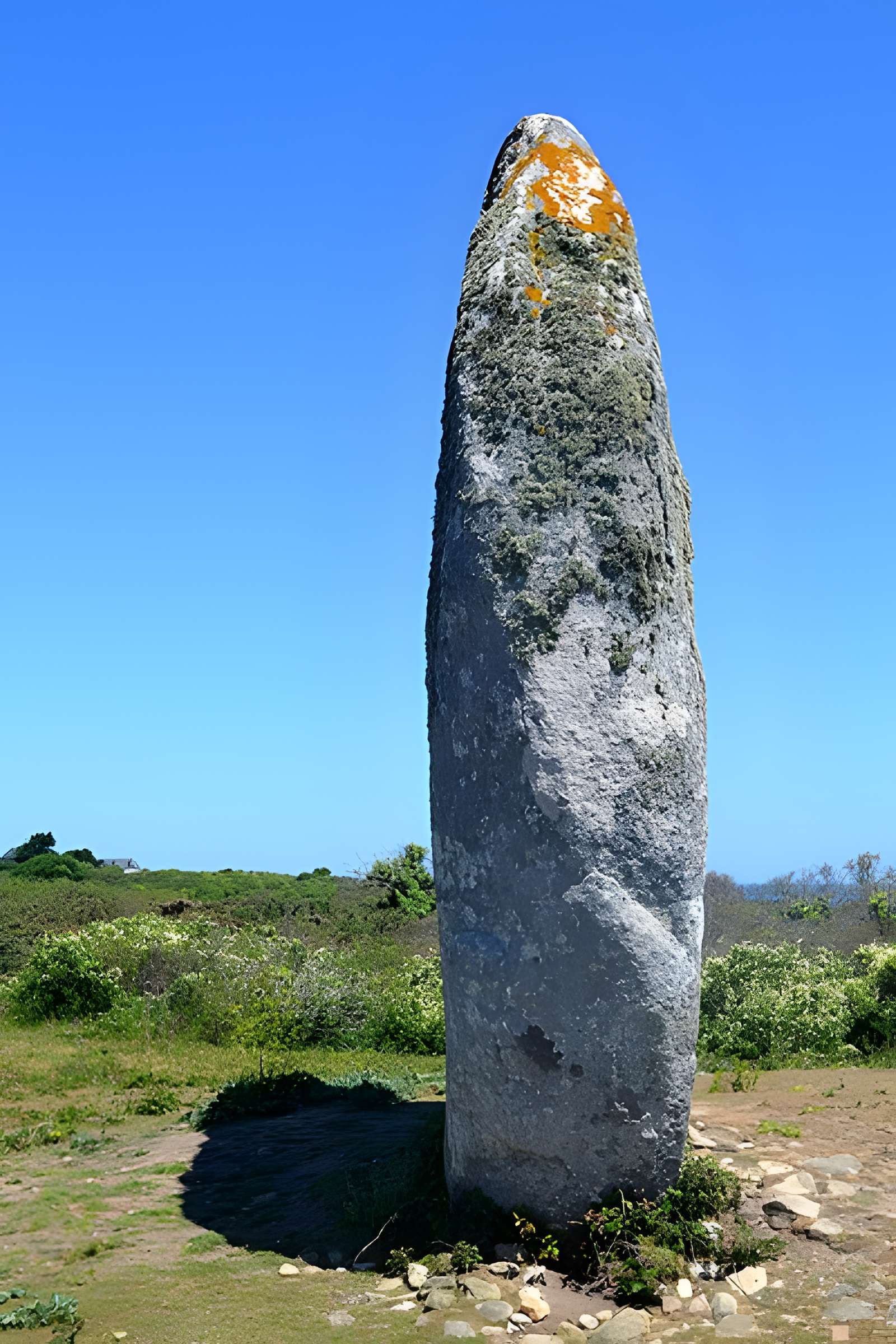 Dolmen de la Croix et Menhir de la Vierge à Hoedic