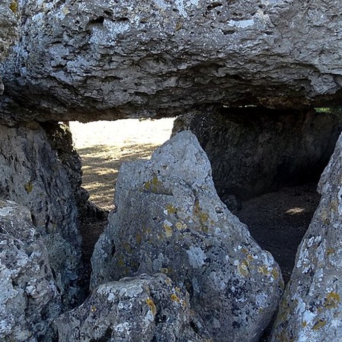 Photo de Dolmen de la Pierre Levée à La Chapelle-Vendômoise