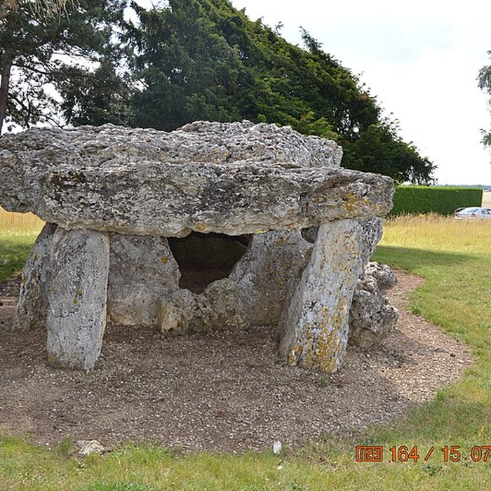 Photo de Dolmen de la Pierre Levée à La Chapelle-Vendômoise