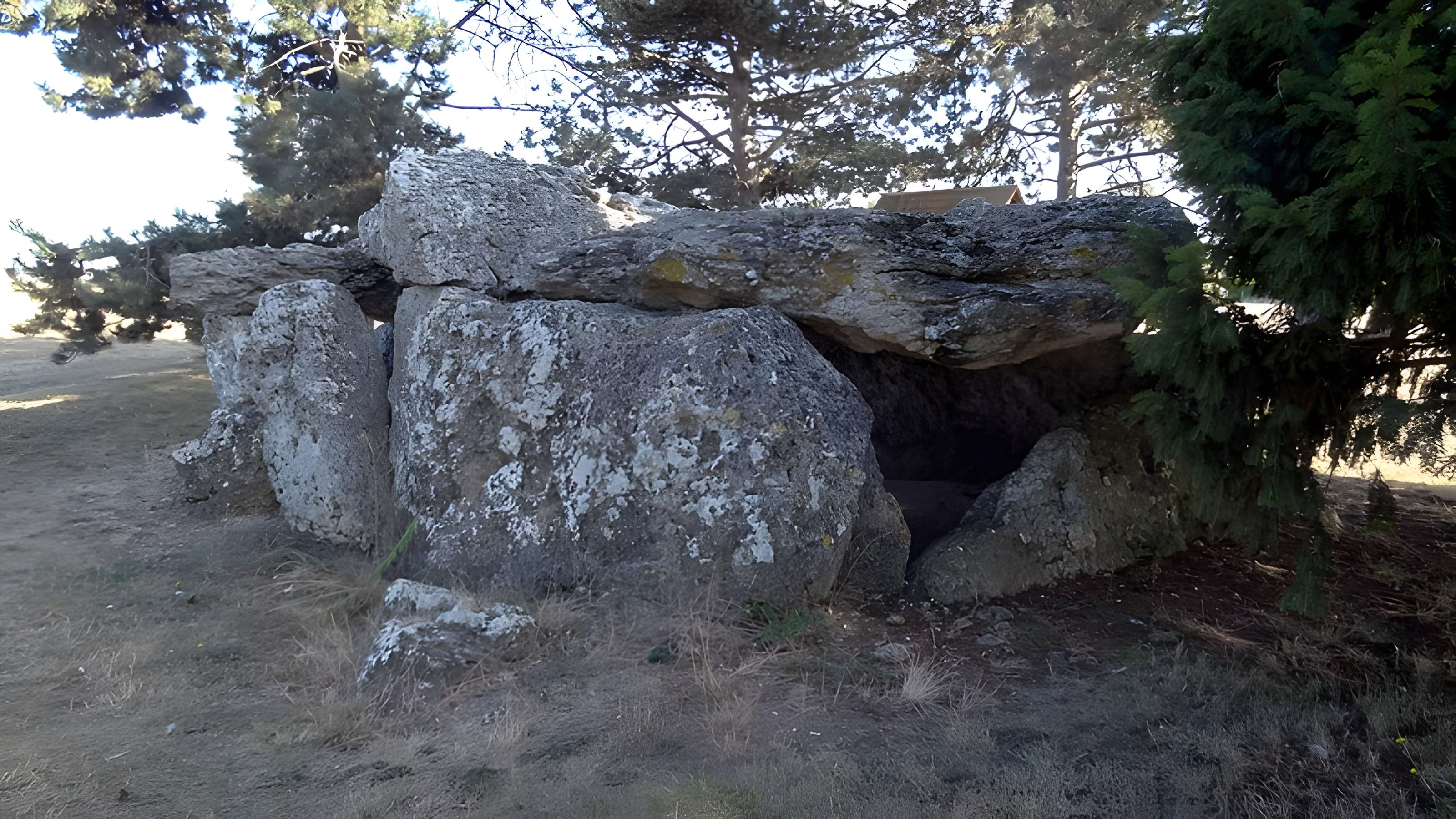 Dolmen de la Pierre Levée à La Chapelle-Vendômoise