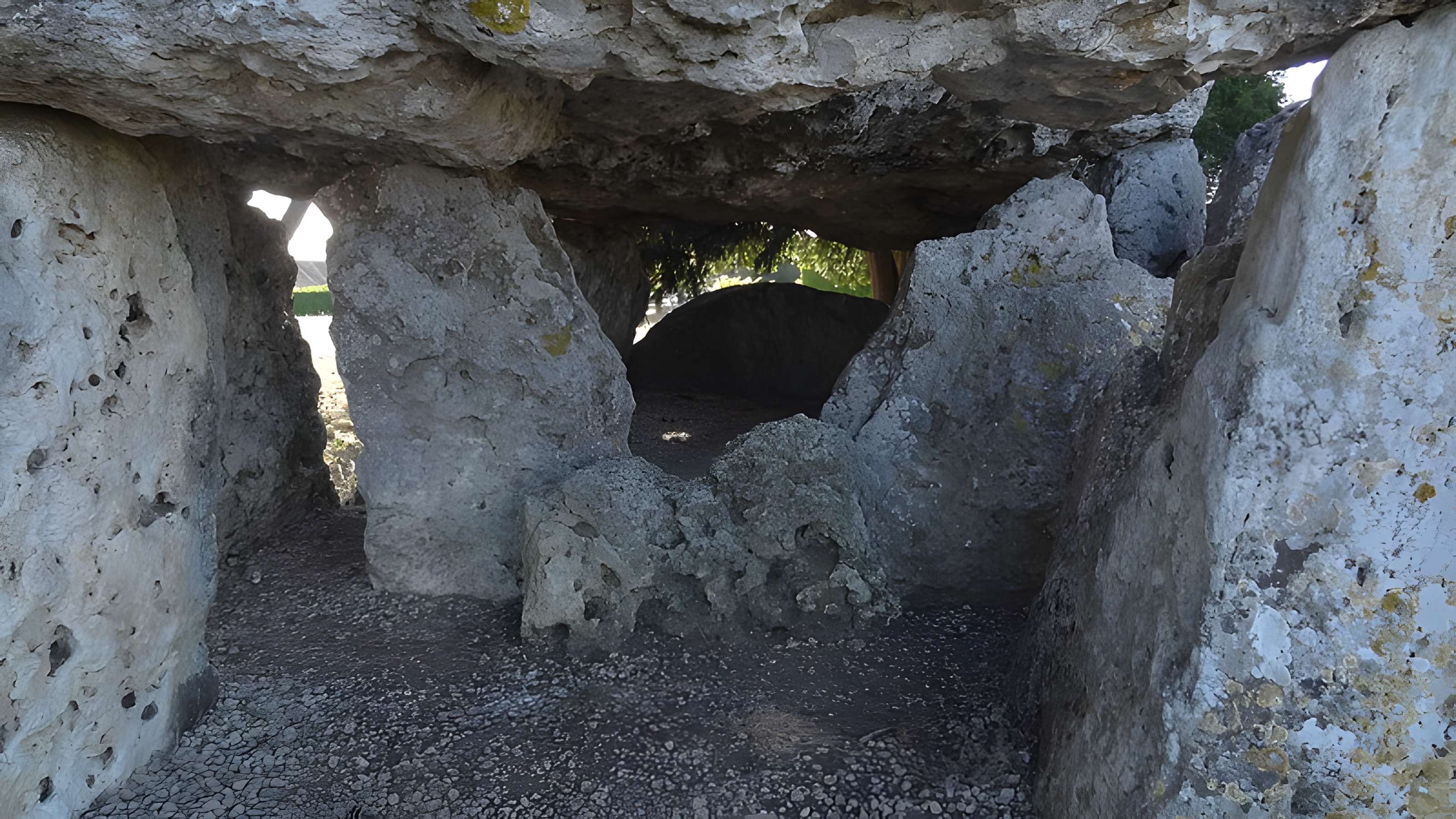 Dolmen de la Pierre Levée à La Chapelle-Vendômoise