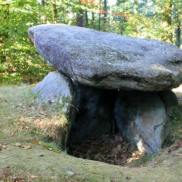 Dolmen de Rode à La Chapelle-Neuve
