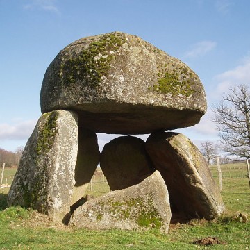dolmen dit la pierre folle a saint priest la feuille