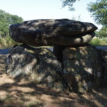 Dolmen dit La Pierre Levée à Saint-Laurent-sur-Gorre