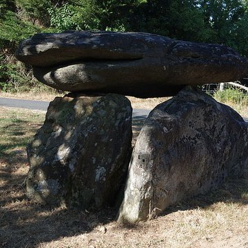 Dolmen dit La Pierre Levée à Saint-Laurent-sur-Gorre