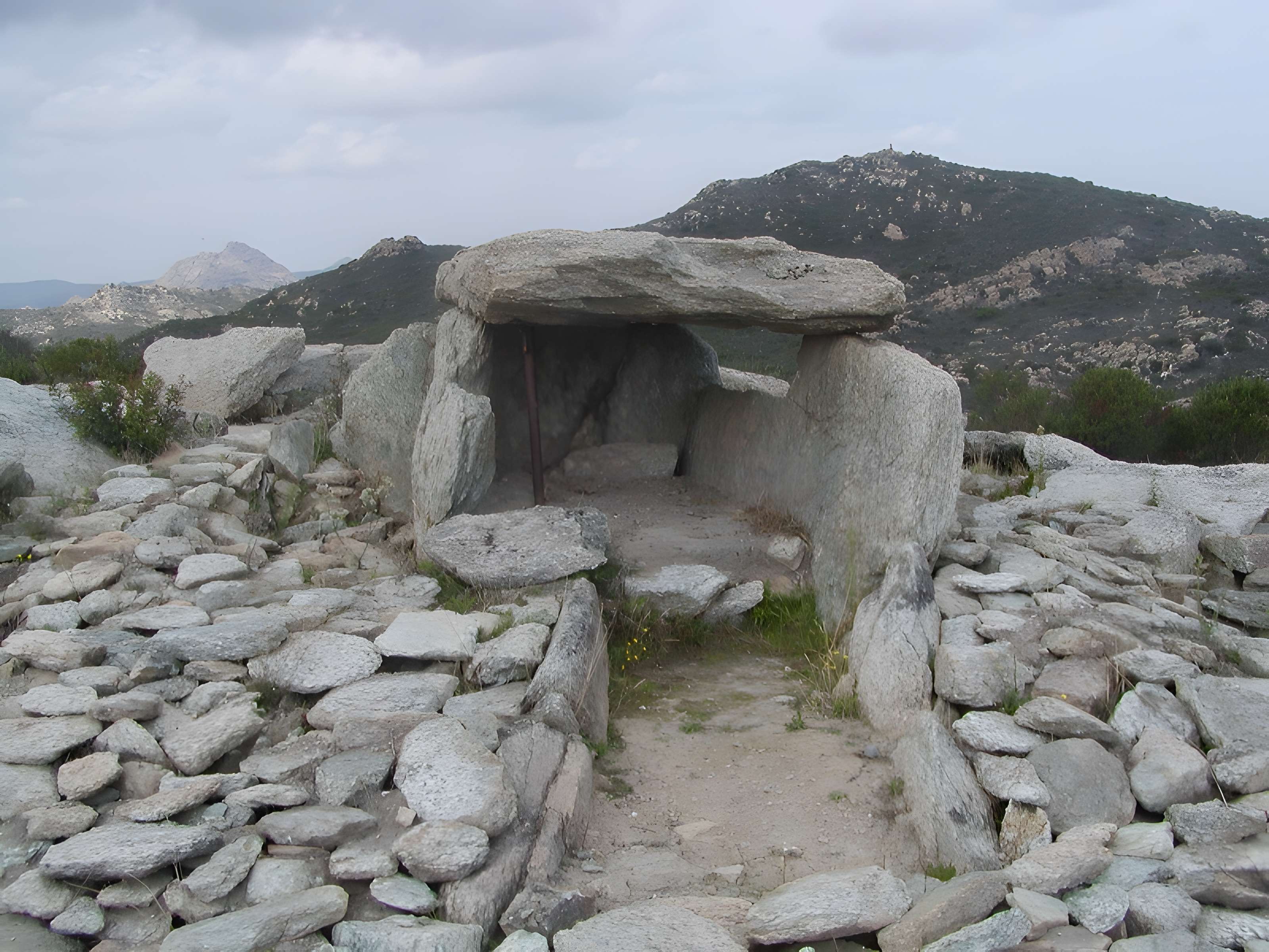 Dolmen du Mont-Rivinco à Santo-Pietro-di-Tenda