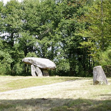 Dolmen et Menhir de Chez Moutaud à Saint-Auvent