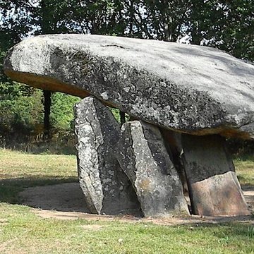 Dolmen et Menhir de Chez Moutaud à Saint-Auvent