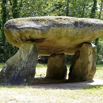 Dolmen et Menhir de Chez Moutaud à Saint-Auvent