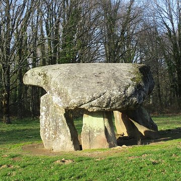 Dolmen et Menhir de Chez Moutaud à Saint-Auvent