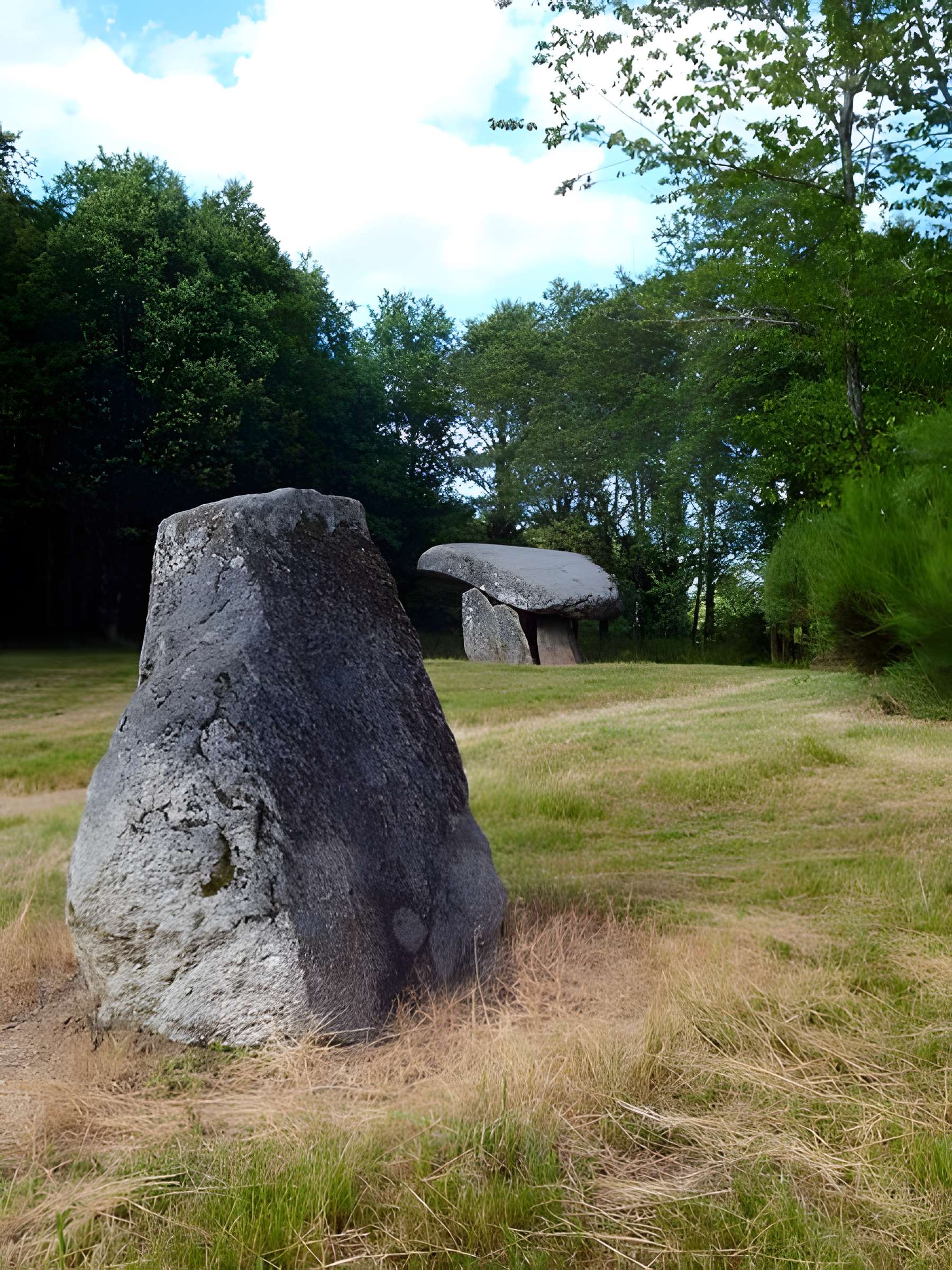 Dolmen et Menhir de Chez Moutaud à Saint-Auvent 