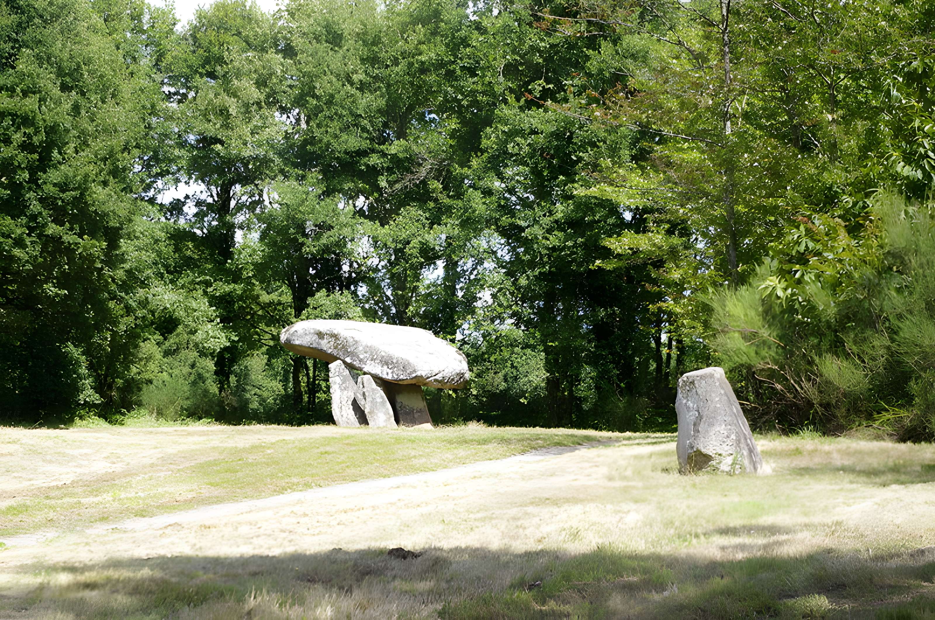 Dolmen et Menhir de Chez Moutaud à Saint-Auvent