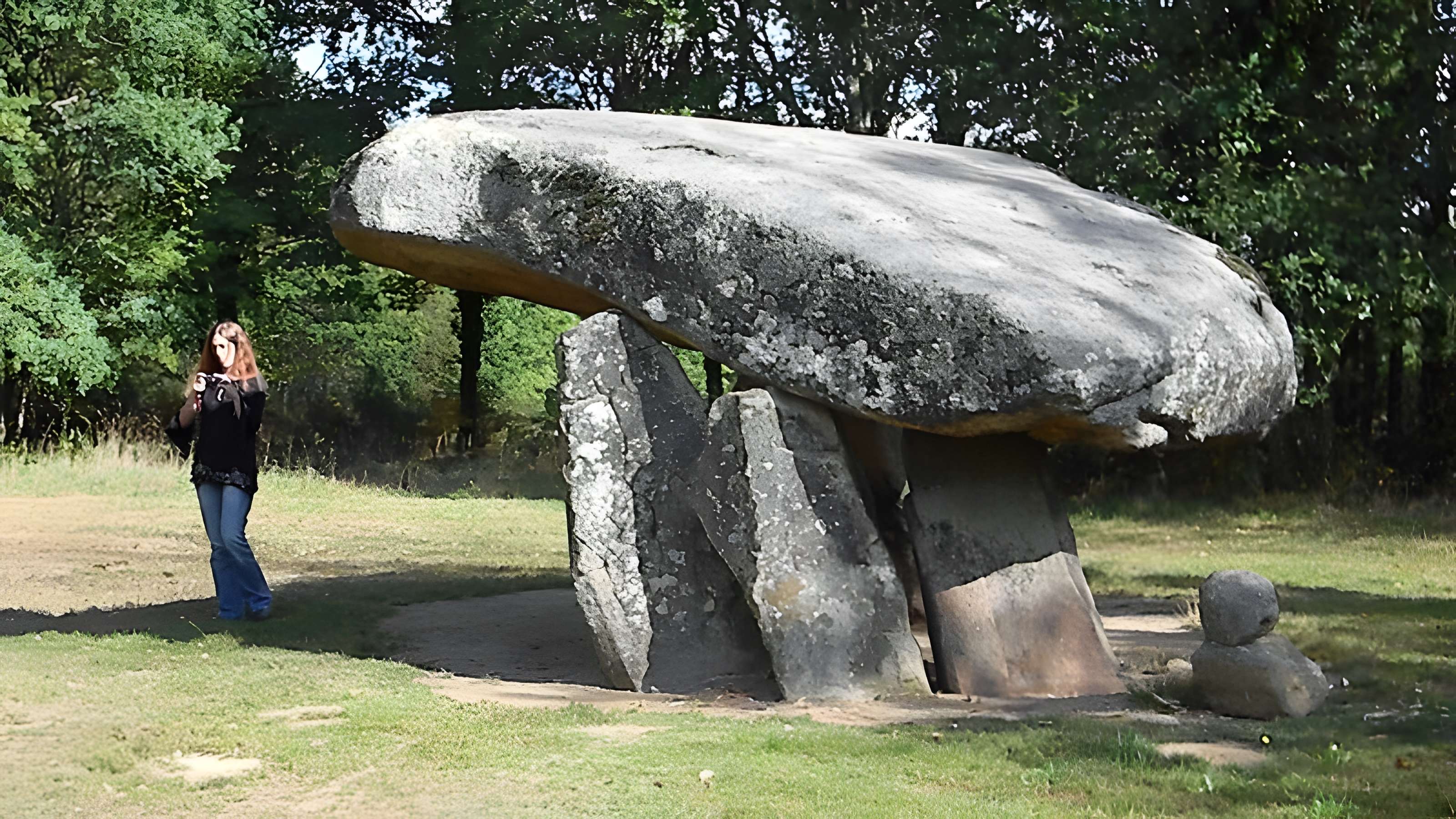 Dolmen et Menhir de Chez Moutaud à Saint-Auvent