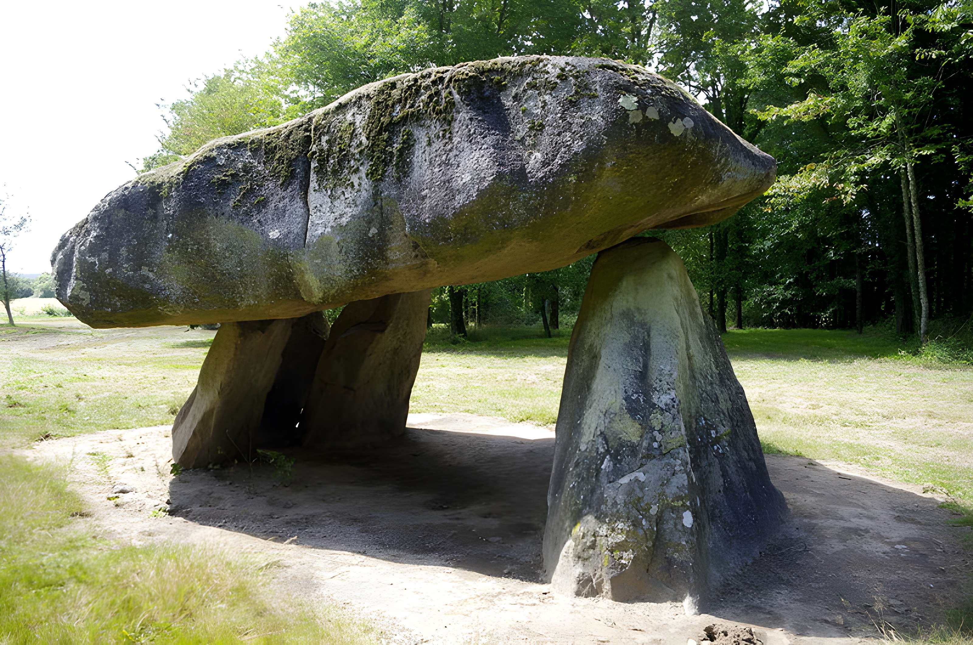 Dolmen et Menhir de Chez Moutaud à Saint-Auvent