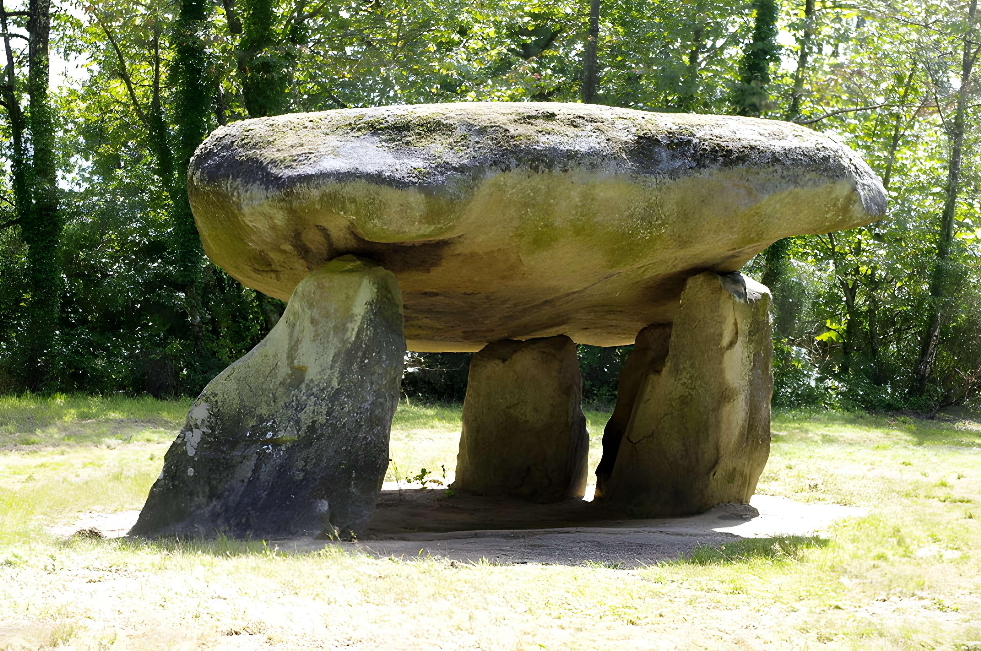 Dolmen et Menhir de Chez Moutaud à Saint-Auvent