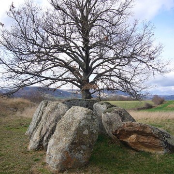 dolmen usteau du loup a saint gervazy