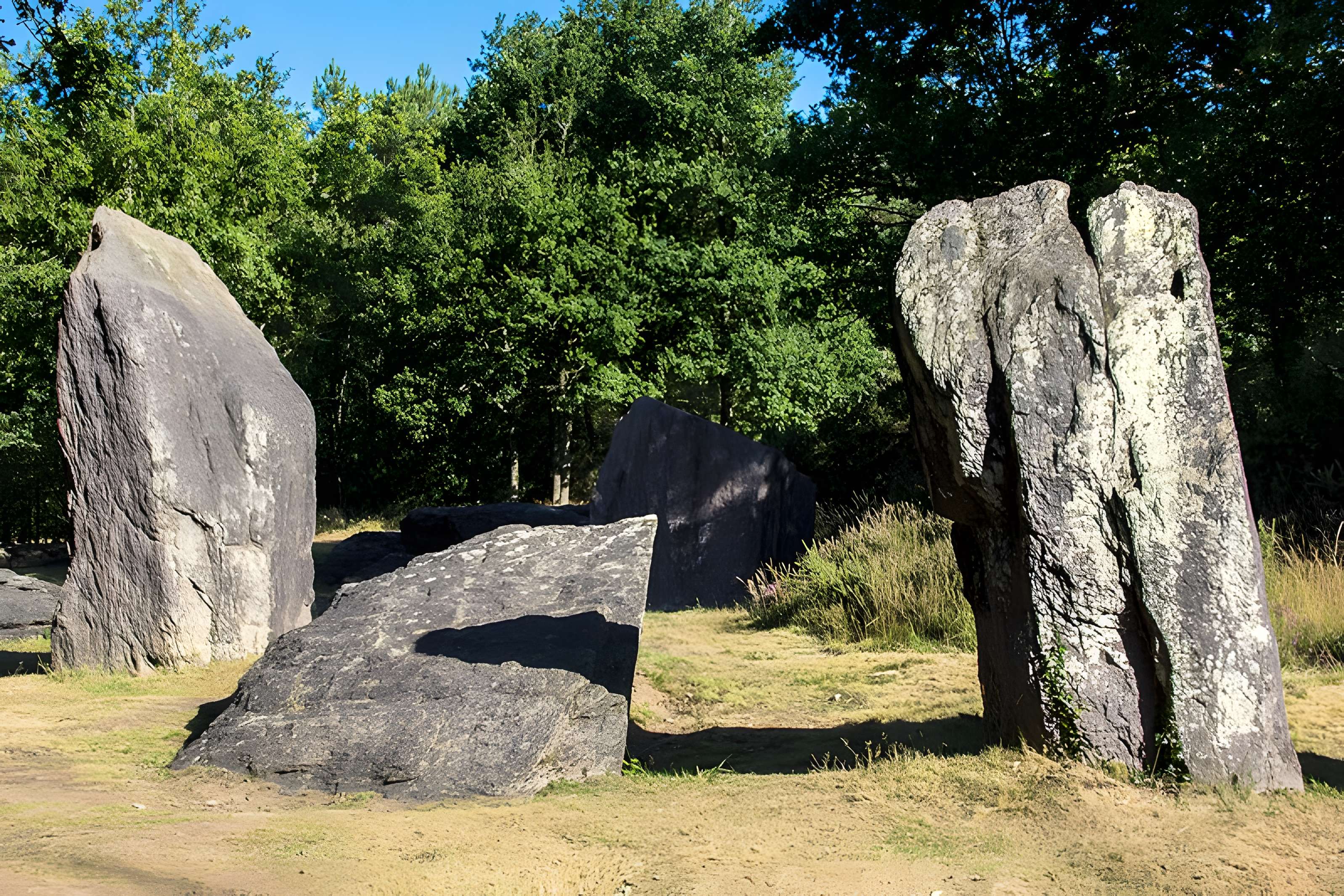Domaine mégalithique des Pierres droites de Monteneuf