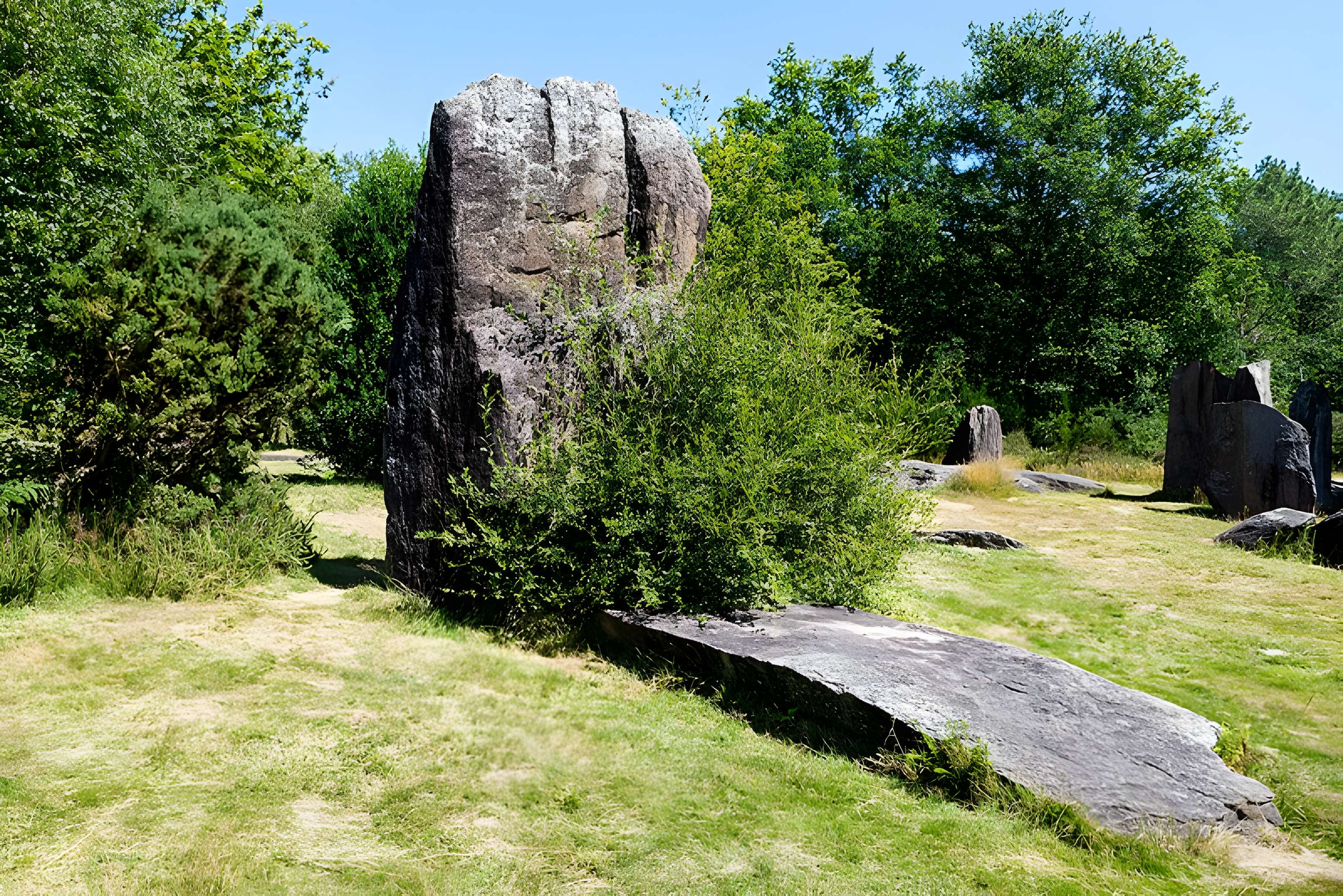 Domaine mégalithique des Pierres droites de Monteneuf