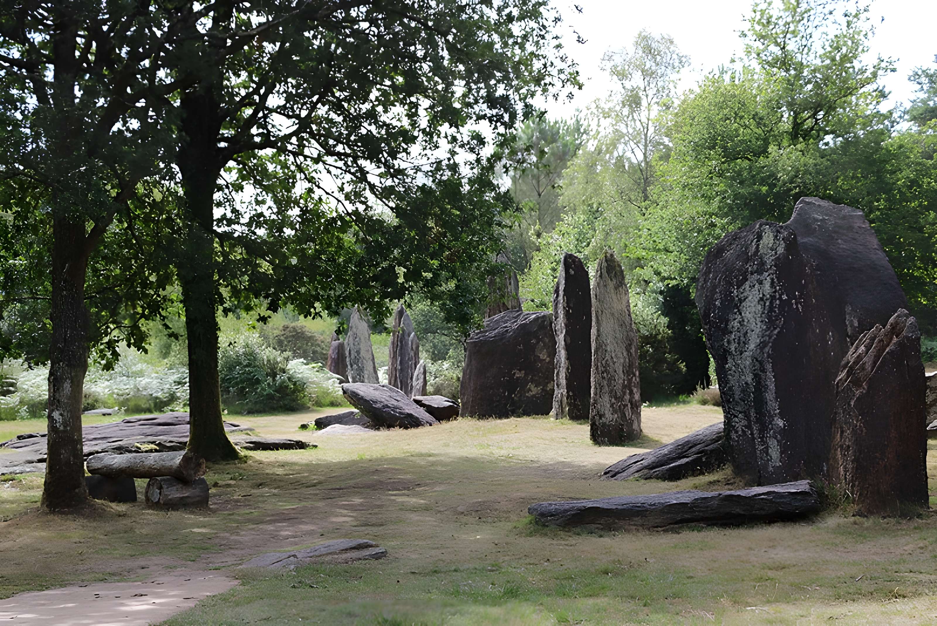 Domaine mégalithique des Pierres droites de Monteneuf