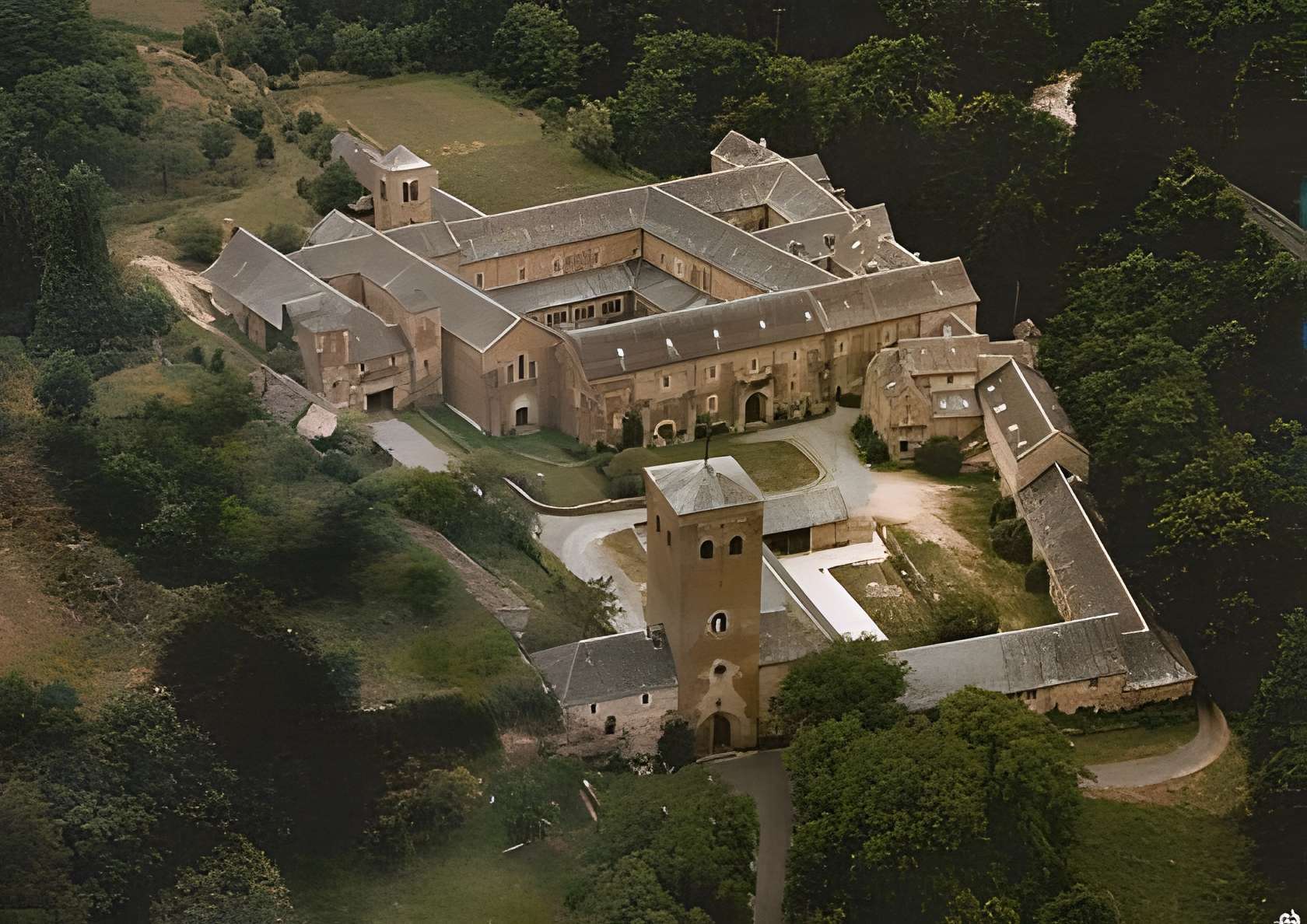 Abbaye Notre-Dame de Bonnecombe vue aérienne