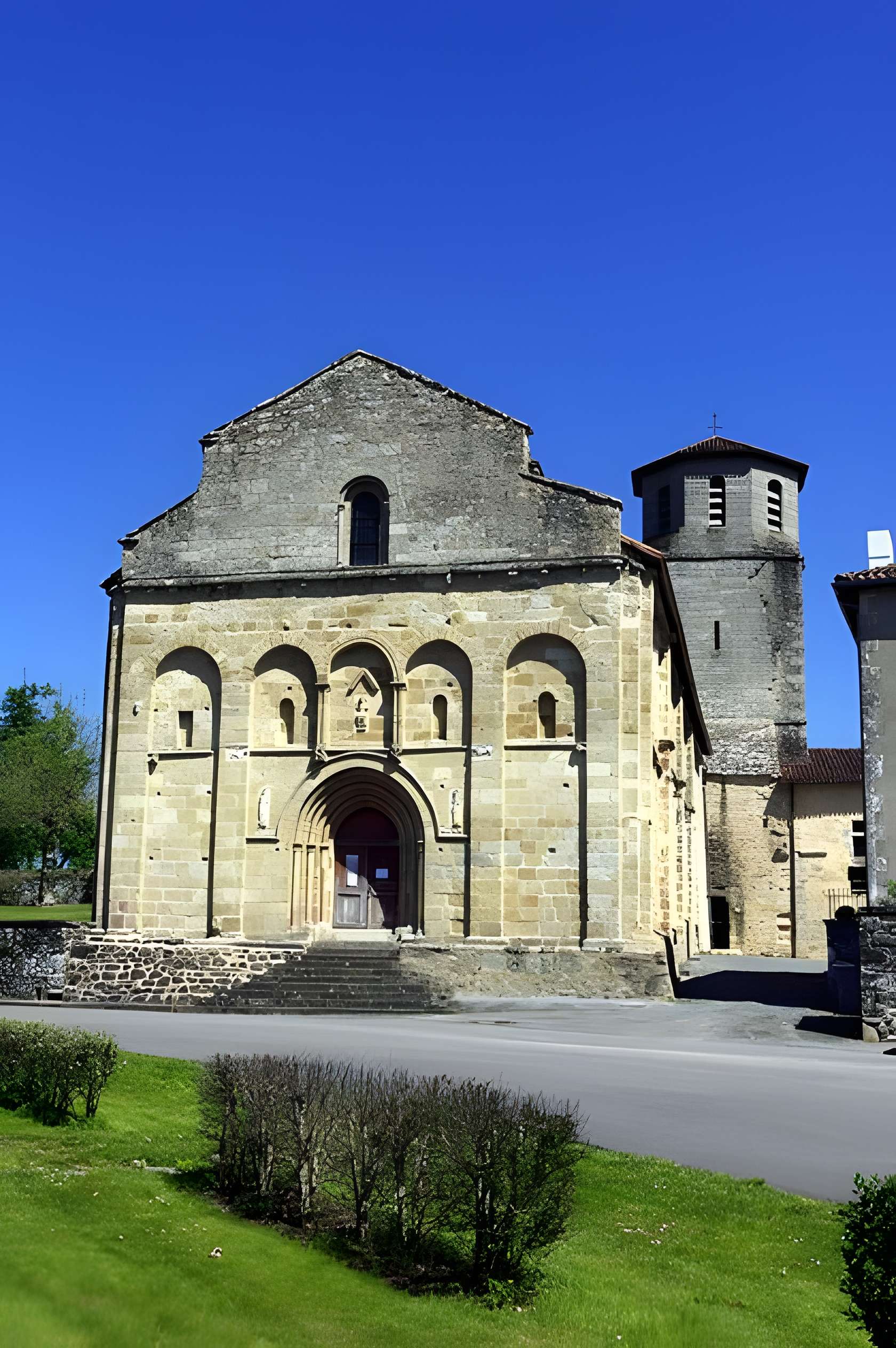 Église Saint-Eutrope des Salles-Lavauguyon 