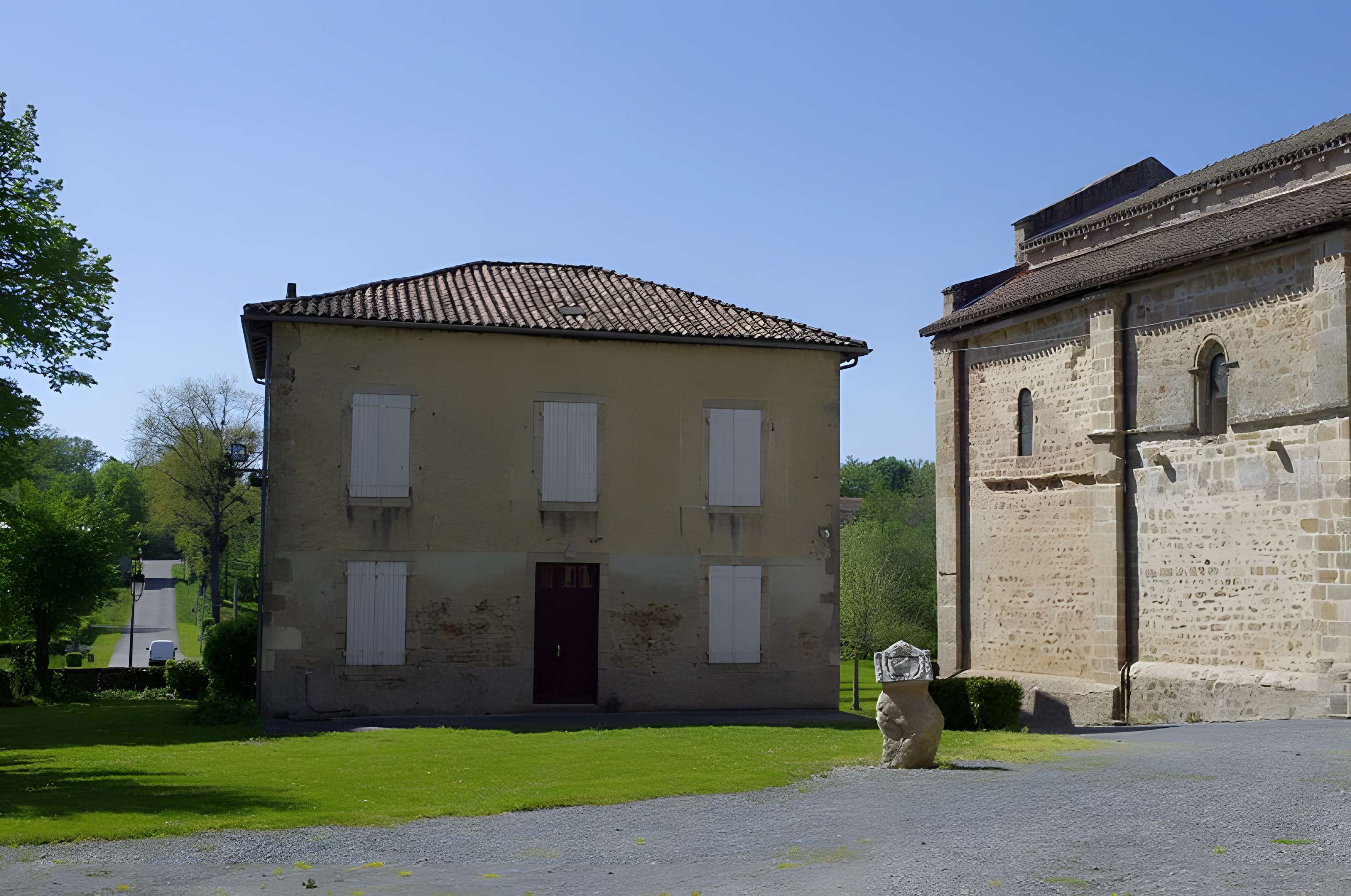 Église Saint-Eutrope des Salles-Lavauguyon