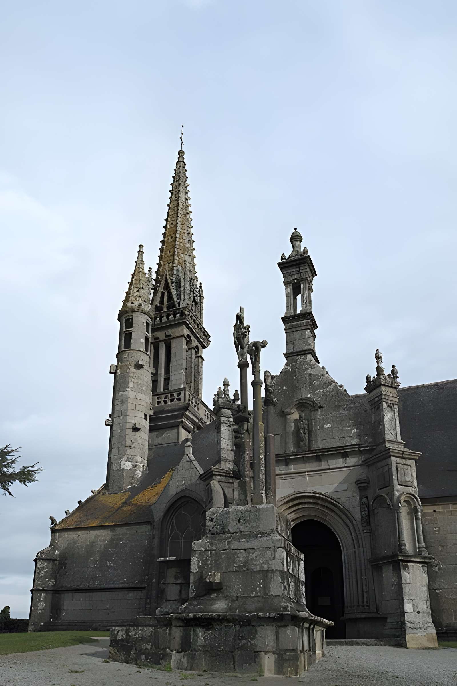 Église Notre-Dame et Saint-Tugen de Brasparts